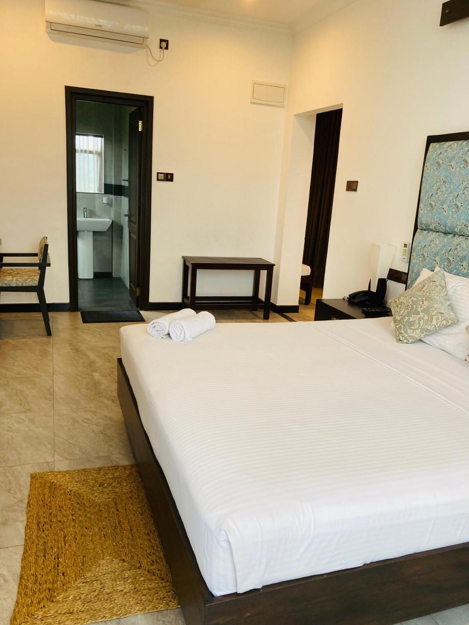 Riverbank Resort Gampola Exterior photo